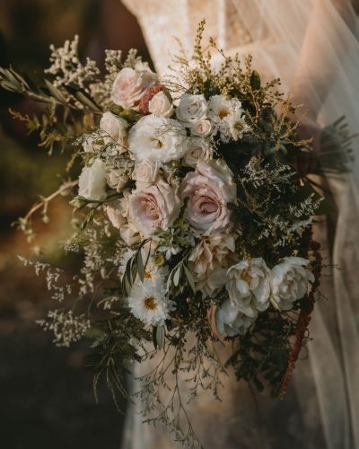 Wedding photography with bouquet of flowers