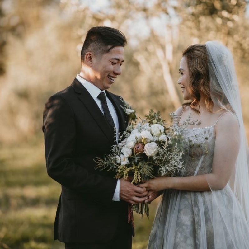 wedding photography with bouquet of flowers