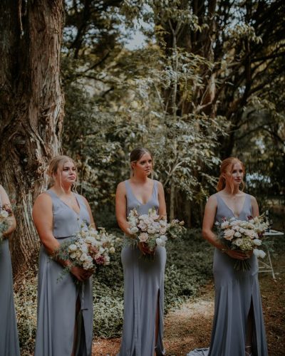 Bridesmaids with bouquets photography in nature